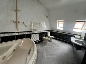 Ensuite- click for photo gallery
